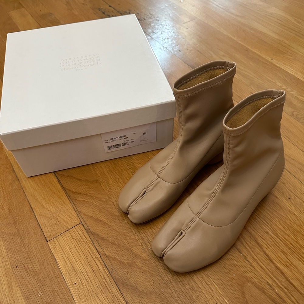 size 38 (7.5US) maison margiela tabi sock boots with a low heel